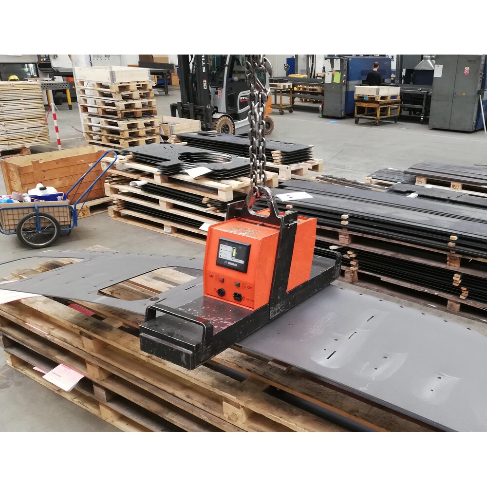 Lifting Magnet BM lowers steel plate